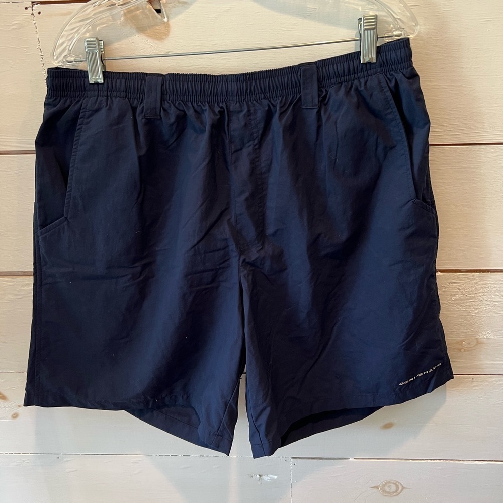 Columbia Omni shade Navy Blue Casual Shorts, size lg. See pics for measurements.